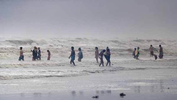 Beach-goers play in high swells from Hurricane Hanna in Galveston, Texas, U.S., July 25, 2020. - Sputnik International