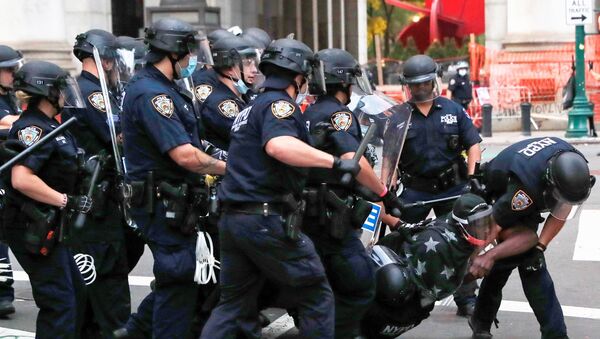 New York Police Department (NYPD) officers detain a demonstrator inside of an area being called the City Hall Autonomous Zone that has been established to protest the New York Police Department and in support of Black Lives Matter near City Hall in lower Manhattan, in New York City, U.S., July 1, 2020 - Sputnik International