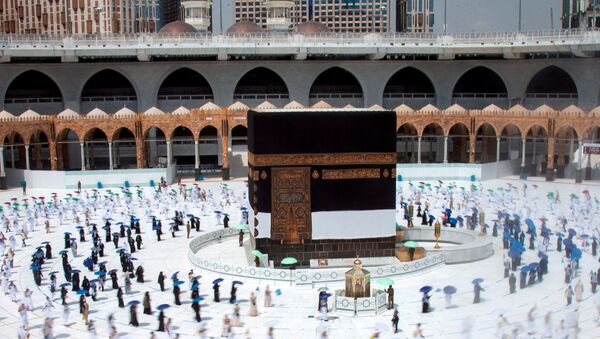 Muslim pilgrims maintain social distancing as they circle the Kaaba at the Grand mosque during the annual Haj pilgrimage amid the coronavirus disease (COVID-19) pandemic, in the holy city of Mecca, Saudi Arabia July 29, 2020. - Sputnik International