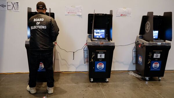 A Board of Elections employee cleans a voting machine during early voting at the Brooklyn Museum in Brooklyn, New York - Sputnik International