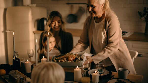 Woman Holding Pan With Food, Thanksgiving  - Sputnik International
