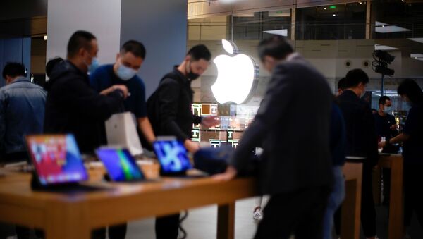 People look at Apple products at an Apple Store, as the coronavirus disease (COVID-19) outbreak continues in Shanghai China October 23, 2020. - Sputnik International