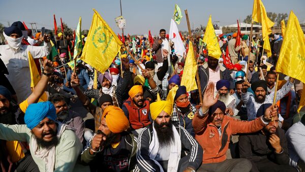 Farmers protest against the newly passed farm bills at Singhu border near Delhi, India, November 27, 2020 - Sputnik International