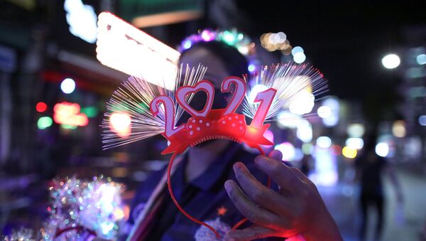 A woman sells a 2021 decoration - Sputnik International