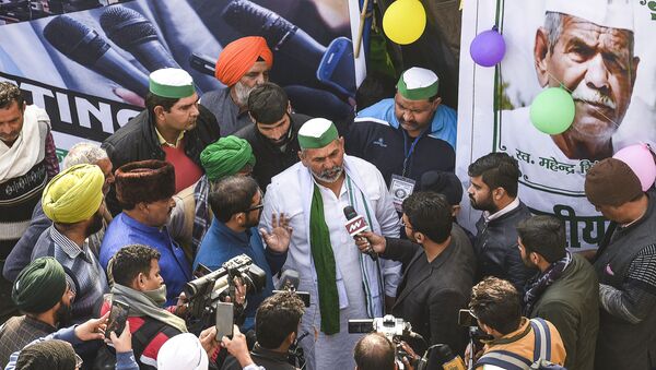Bhartiya Kisan Union leader Rakesh Tikait (C, white dress) talks to media after the Supreme Court decided to suspend implementation of farm laws until further notices, as farmers continue to protest along a blocked highway against the central government's recent agricultural reforms, at the Gazipur Delhi-Uttar Pradesh state border, in Ghaziabad on January 12, 2021.  - Sputnik International