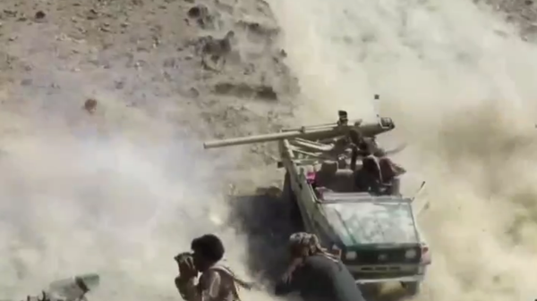 A Houthi technical fires its cannon at pro-government forces in a battle near Marib, Yemen - Sputnik International