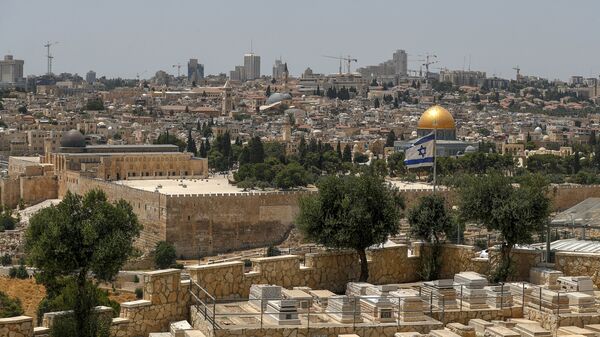 This picture taken on July 30, 2020 from the Mount of the Olives shows a view of an Israeli flag flying in Jerusalem with the Dome of the Rock seen in the background - Sputnik International