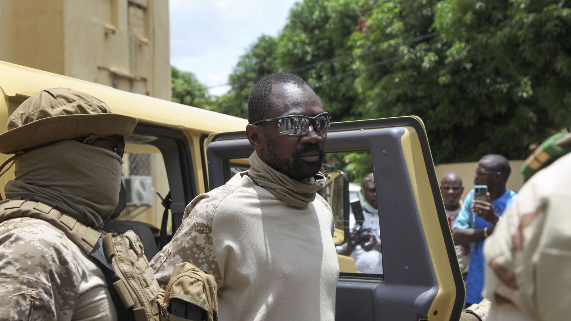 In this Monday, Aug. 24, 2020 file photo, Col. Assimi Goita, declared himself the leader of the National Committee for the Salvation of the People, arrives to meet with a regional delegation at the Ministry of Defense in the capital Bamako, Mali. In this Monday, Aug. 24, 2020 file photo, Col. Assimi Goita, declared himself the leader of the National Committee for the Salvation of the People, arrives to meet with a regional delegation at the Ministry of Defense in the capital Bamako, Mali. - Sputnik International, 1920, 20.07.2021
