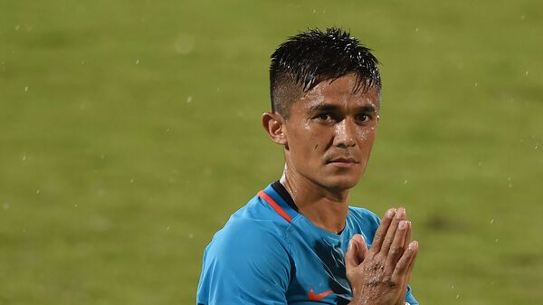 India's captain Sunil Chhetri (C) greets his team's supporters after winning the Hero Intercontinental Cup football match between India and Kenya, in Mumbai, on June 4, 2018.  - Sputnik International