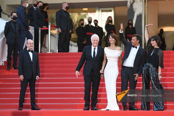 Andre Dussollier, Sophie Marceau, François Ozon, and Géraldine Pailhas in Chanel during the red carpet arrivals for the film Everything Went Fine. - Sputnik International