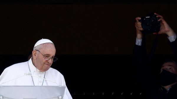 Pope Francis leads the Angelus prayer from a balcony of the Gemelli hospital, as he recovers following scheduled surgery on his colon, in Rome, Italy, July 11, 2021. - Sputnik International