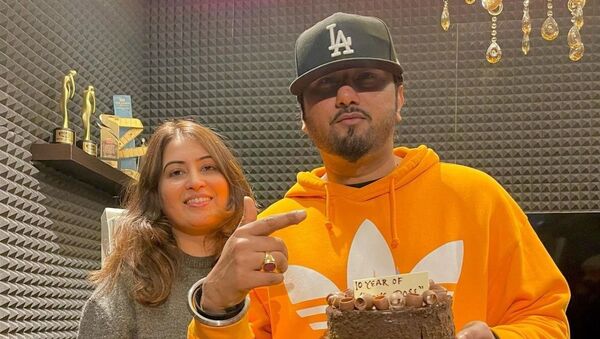 Rapper Yo Yo Honey with his wife - Sputnik International