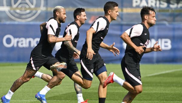 (From L) Paris Saint-Germain's Brazilian forward Neymar, Paris Saint-Germain's Argentinian forward Lionel Messi, Paris Saint-Germain's Spanish midfielder Ander Herrera and Paris Saint-Germain's Spanish defender Juan Bernat attend a training session at the Camp des Loges Paris Saint-Germain football club's training ground in Saint-Germain-en-Laye on august 13, 2021. - Sputnik International