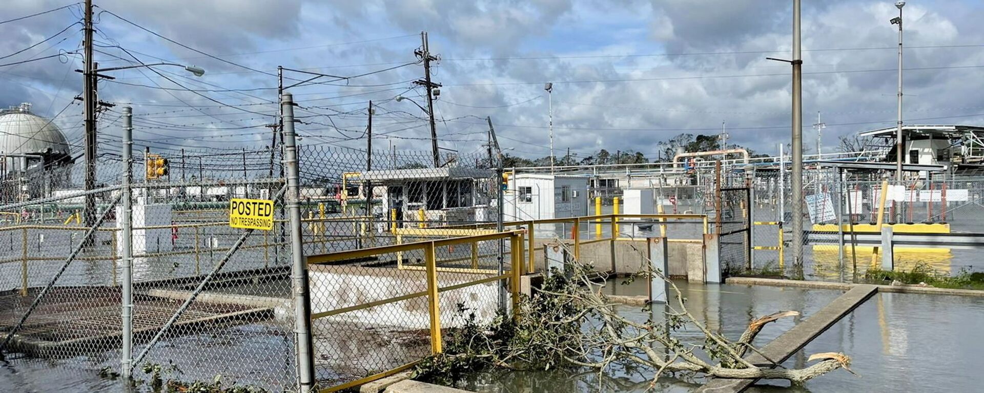 The Shell Norco manufacturing facility is flooded after Hurricane Ida pummeled Norco, Louisiana, U.S., August 30, 2021.  - Sputnik International, 1920, 16.02.2022