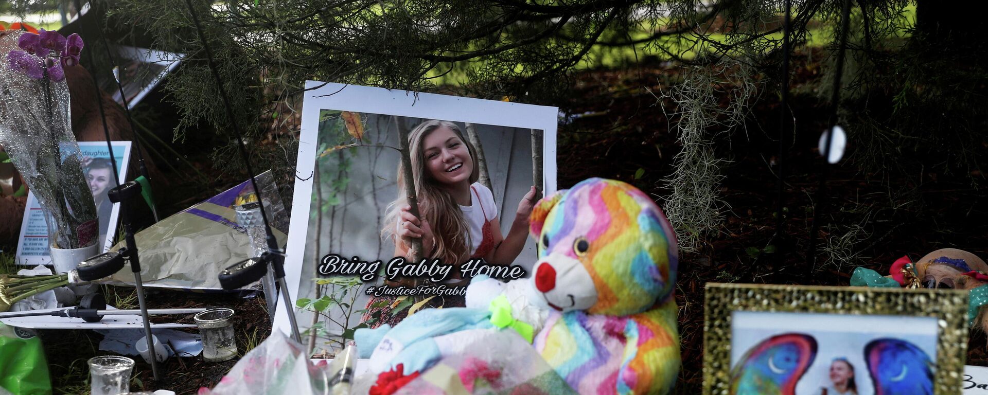 A makeshift memorial for Gabby Petito is seen, after a woman's body found in a Wyoming national park was identified as that of the missing 22-year-old travel blogger, near North Port City Hall in North Port, Florida, U.S., September 22, 2021 - Sputnik International, 1920, 12.10.2021