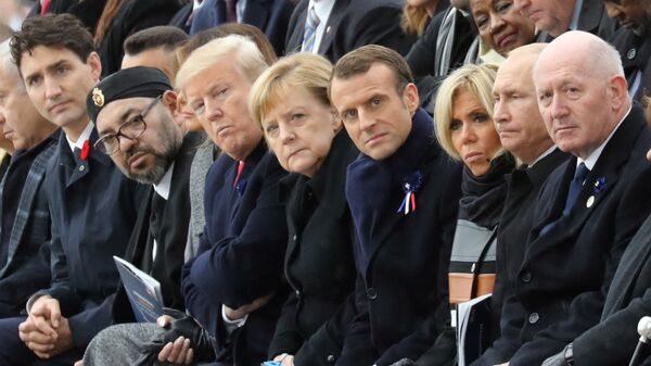 Джастин Трюдо, Мулай Хасан, Мохаммед VI, Мелания Трамп, Дональд Трамп, Ангела Меркель, Эммануэль Макрон и его жена Брижит, Владимир Путин и Питер Косгроув на церемонии в Париже - Sputnik International