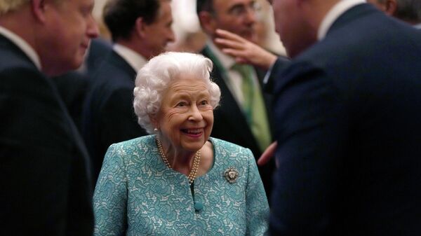 Britain's Queen Elizabeth and Prime Minister Boris Johnson greet guests at a reception for the Global Investment Summit in Windsor Castle, Windsor, Britain, October 19, 2021. - Sputnik International