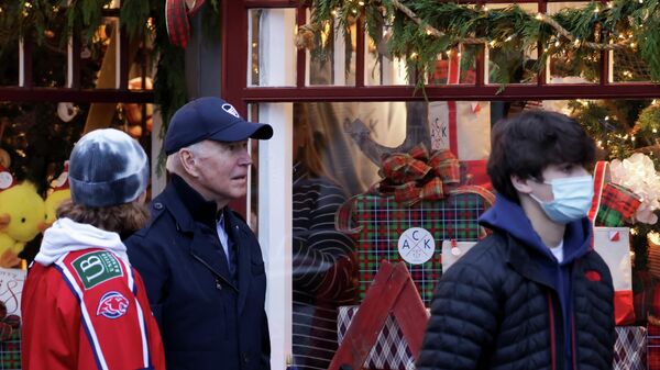 U.S. President Joe Biden visits Nantucket downtown following lunch with family, in Nantucket island, Massachusetts, U.S. November 26, 2021 - Sputnik International