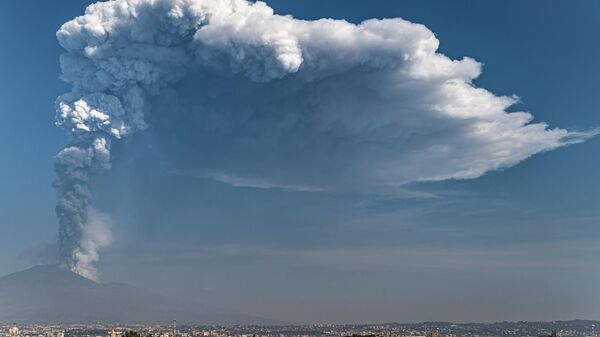 Smoke billows from a crater of Mount Etna volcano, background, seen from Catania, southern Italy, Thursday, March 4, 2021. - Sputnik International