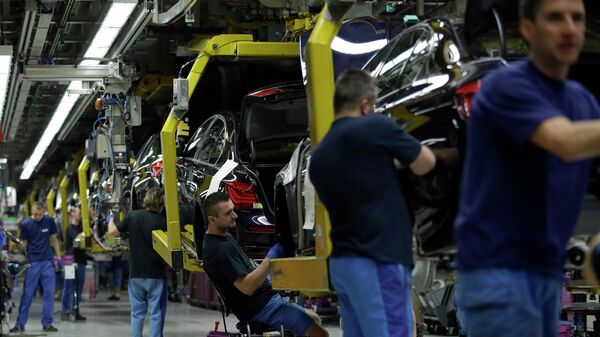 Employees work on the BMW luxury car's at the production line of the German car manufacturer's plant in Dingolfing near Munich, southern Germany, Wednesday, Dec. 19, 2012 - Sputnik International