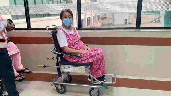 80-year-old wheel-chair bound woman passenger - Sputnik International