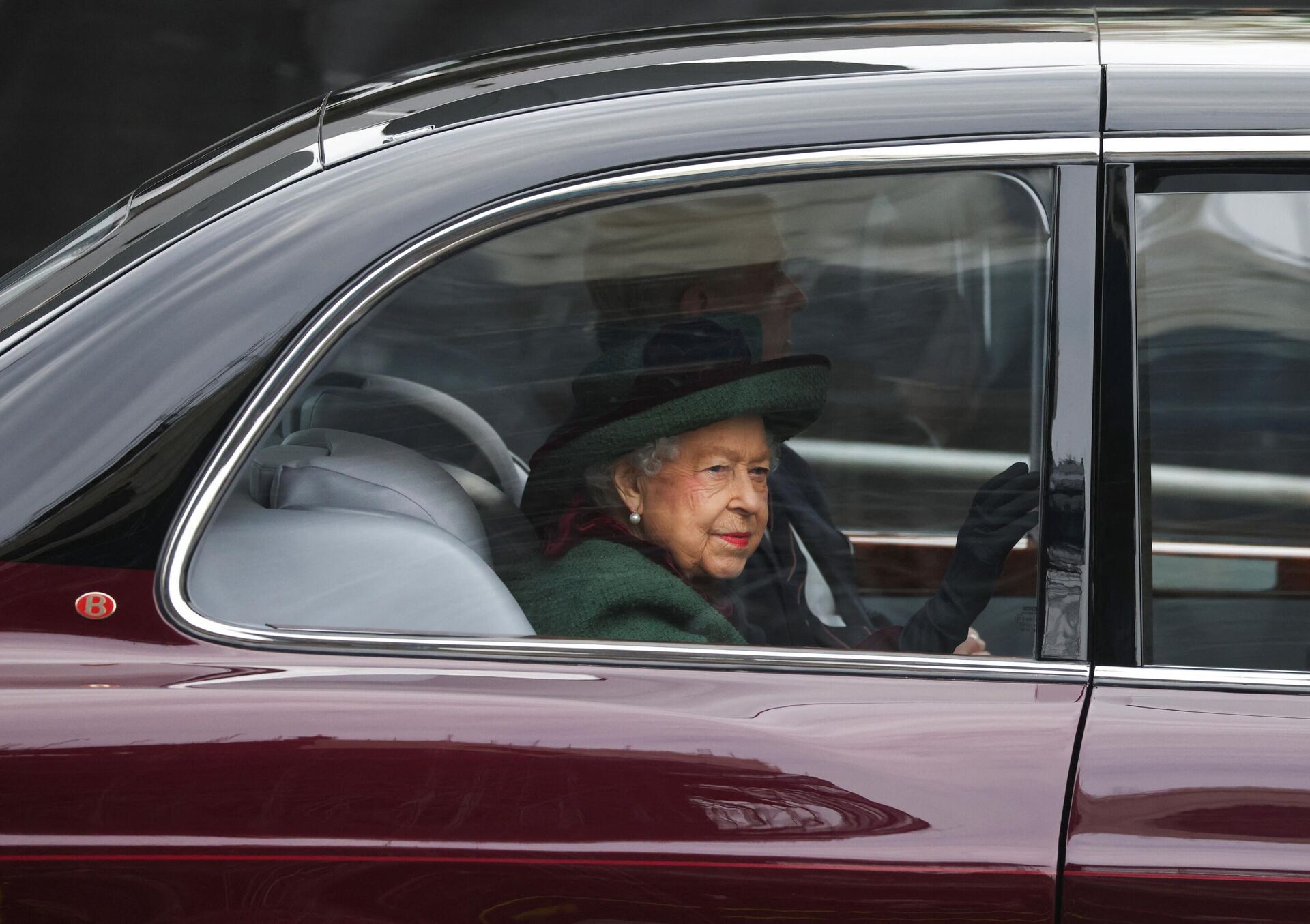 Britain's Queen Elizabeth and Prince Andrew, Duke of York, arrive for the service of thanksgiving for late Prince Philip, Duke of Edinburgh, at Westminster Abbey, in London, Britain, March 29, 2022 Britain's Queen Elizabeth and Prince Andrew, Duke of York, arrive for the service of thanksgiving for late Prince Philip, Duke of Edinburgh, at Westminster Abbey, in London, Britain, March 29, 2022 - Sputnik International, 1920, 30.03.2022