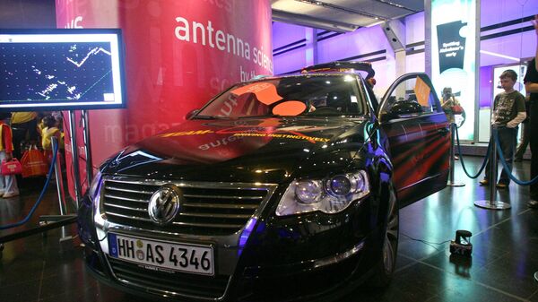 Visitors examine the DARPA Urban Challenge driverless car at the Science Museum in London, 11 April 2007 - Sputnik International