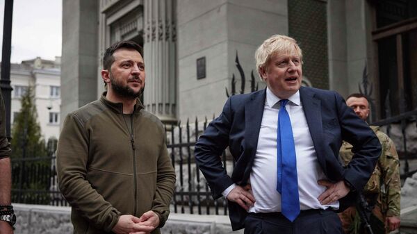 In this image provided by the Ukrainian Presidential Press Office, Ukrainian President Volodymyr Zelensky, left, and Britain's Prime Minister Boris Johnson talk during their walk in downtown Kiev, Ukraine, Saturday, April 9, 2022. - Sputnik International