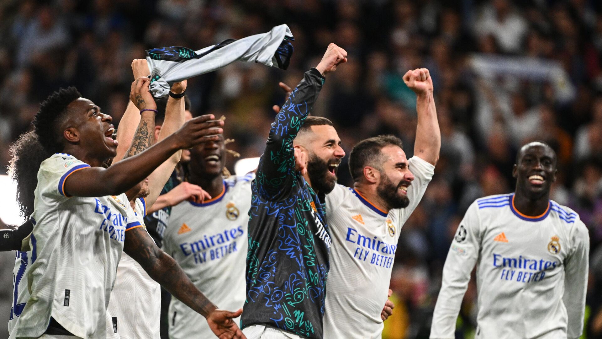 Real Madrid players celebrate their victory at the end of the UEFA Champions League semi-final second leg football match between Real Madrid CF and Manchester City at the Santiago Bernabeu stadium in Madrid on May 4, 2022 - Sputnik International, 1920, 05.05.2022