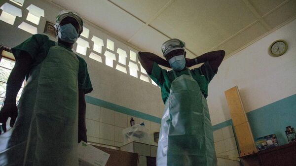 Medical staff wear protective equipments before entering the quarantine area of the centre of the International medical NGO Doctors Without Borders (Medecins sans frontieres - MSF), in Zomea Kaka, in the Lobaya region, in the Central African Republic on October 18, 2018. - Sputnik International
