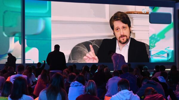 Former American intelligence officer Edward Snowden during a speech (on screen) as part of the 2nd educational marathon New Knowledge. - Sputnik International