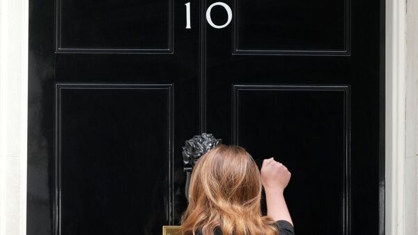 A woman knocks the front door of 10 Downing Street in London, Wednesday, July 6, 2022 - Sputnik International