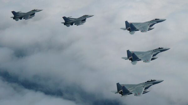 Japanese and U.S. joint fighter jets fly in formation over the Sea of Japan, Tuesday, June 7, 2022 - Sputnik International