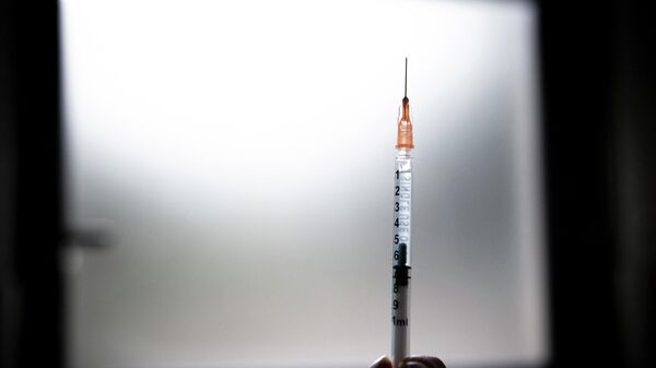 A medical health worker prepares a dose of the Monkeypox vaccine at the Edison municipal vaccination centre in Paris on July  27, 2022.  - Sputnik International