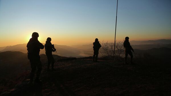 Indian army soldiers patrol at the Line of Control (LOC) between India and Pakistan border in Poonch, about 250 kilometers (156 miles) from Jammu, India - Sputnik International