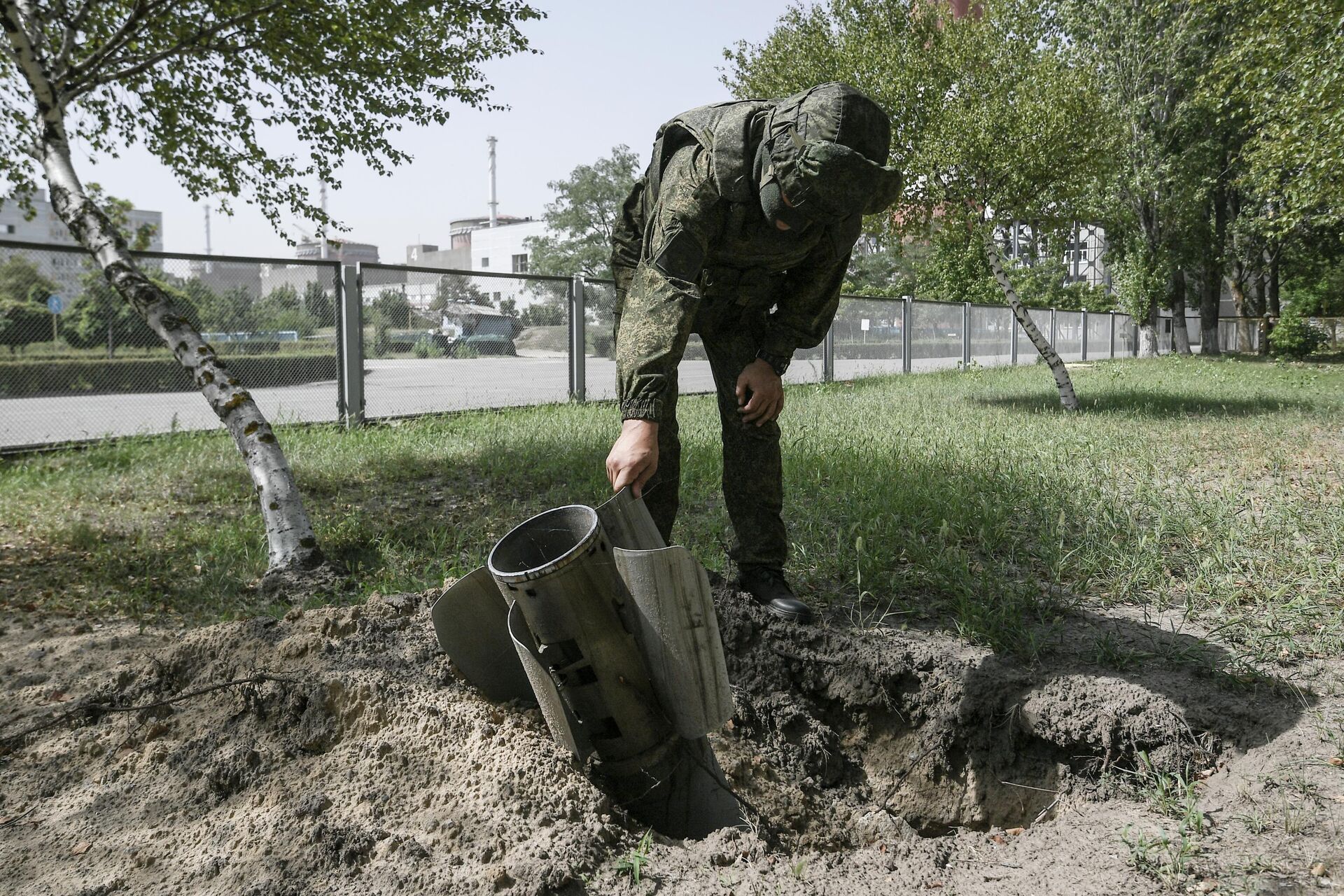 A Russian serviceman inspects a part of a shell on the territory of the Zaporozhye nuclear power plant, as Russia's military operation in Ukraine continues, in Energodar, Zaporizhzhia region, Ukraine A Russian serviceman inspects a part of a shell on the territory of the Zaporozhye nuclear power plant, as Russia's military operation in Ukraine continues, in Energodar, Zaporizhzhia region, Ukraine - Sputnik International, 1920, 28.03.2023