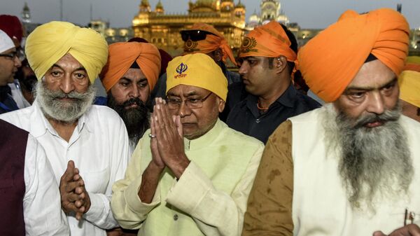 Bihar Chief Minister Janata Dal (JDU) party Nitish Kumar (C) pays respect at the Golden Temple in Amritsar on November 7, 2019.  - Sputnik International