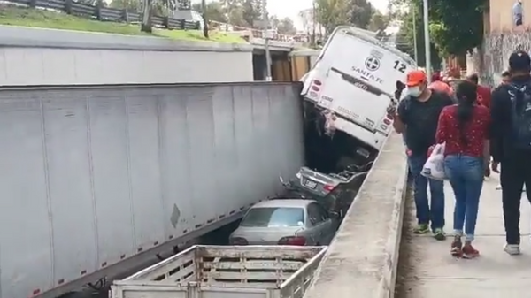 Image captures aftermath of massive traffic accident in the central Mexican state of Queretaro that resulted in the injury of over 30 people. - Sputnik International