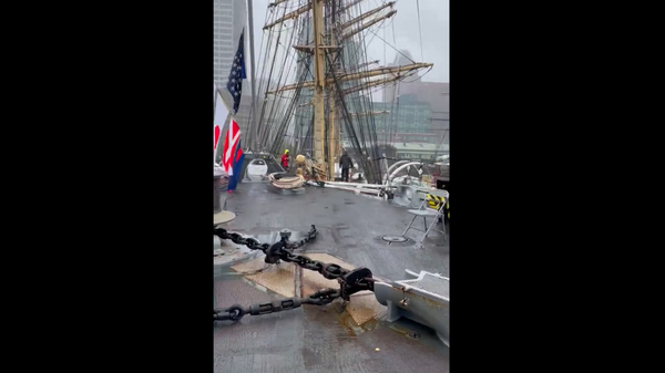 Image captures the moment a Danish training vessel collided with the US Navy's USS Minneapolis-Saint Paul while in port at Maryland's Baltimore Inner Harbor. - Sputnik International