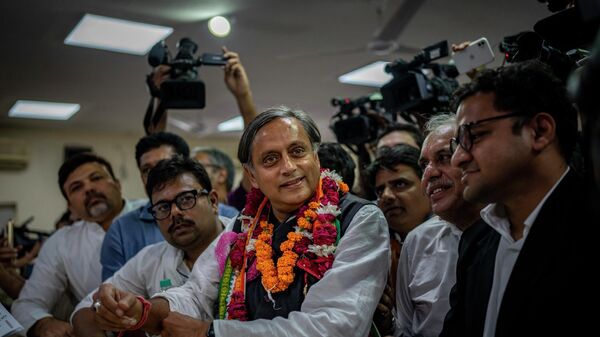 Senior Congress party leader Shashi Tharoor files his nomination papers for the position of Congress party president, at the party's headquarter in New Delhi, India, Friday, Sept. 30, 2022. - Sputnik International