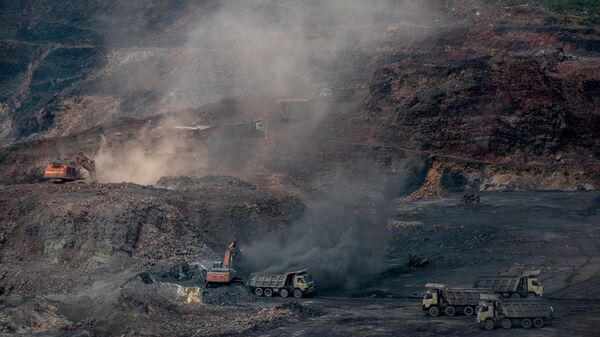 Mining is in progress at an open-cast mine near Dhanbad, an eastern Indian city in Jharkhand state, Friday, Sept. 24, 2021. - Sputnik International