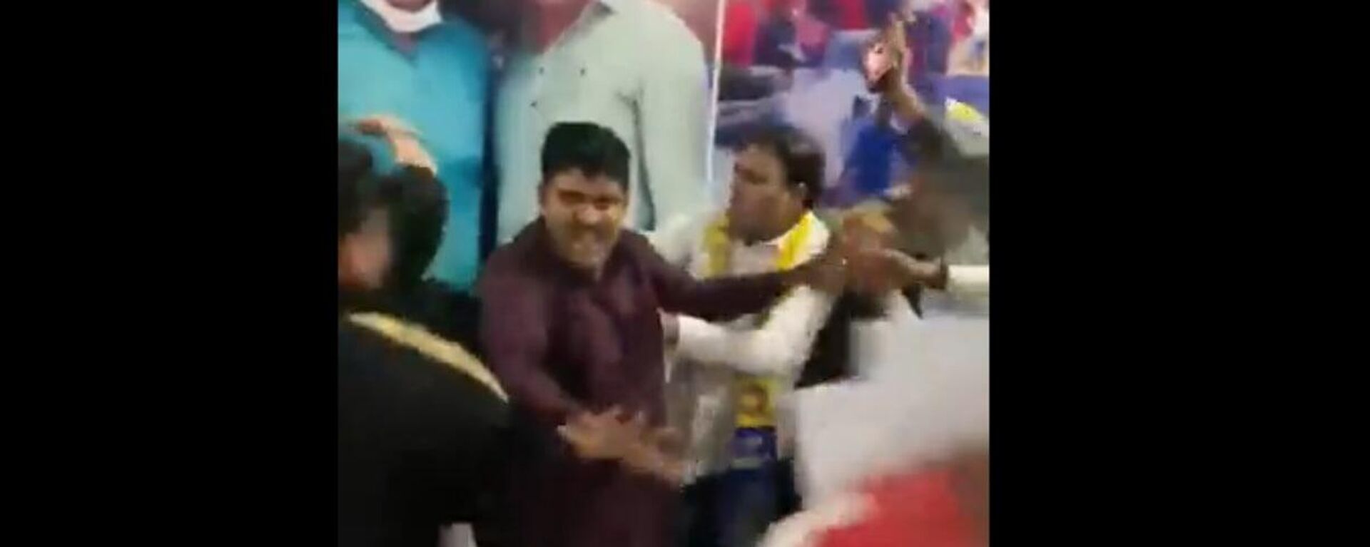 AAP Gulab Singh Yadav was beaten up in public in Delhi AAP Gulab Singh Yadav was beaten up in public in Delhi - Sputnik International, 1920, 22.11.2022