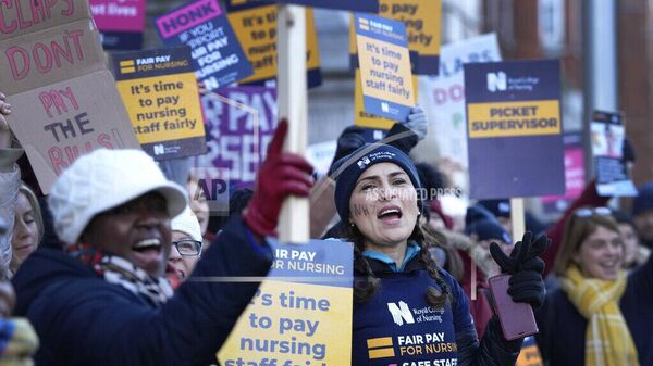 Nurses demonstrate towards passing traffic as they stand at a picket line outside the Royal Marsden Hospital in London  - Sputnik International