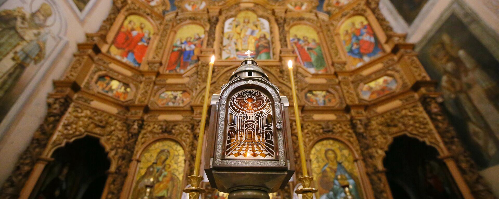 A lamp containing the Holy Fire delivered from Jerusalem to the Holy Resurrection Church near the Kiev-Pechersk Lavra. File photo. A lamp containing the Holy Fire delivered from Jerusalem to the Holy Resurrection Church near the Kiev-Pechersk Lavra. File photo. - Sputnik International, 1920, 23.08.2024