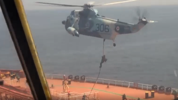 Iranian television screengrab of seizure of a US-bound oil tanker which fled the scene of an accident in the Persian Gulf. - Sputnik International