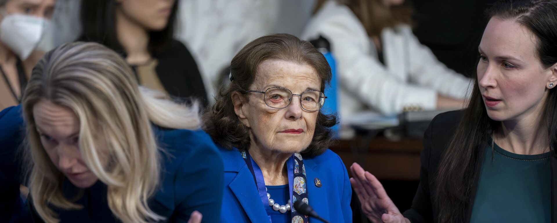 Sen. Dianne Feinstein, D-Calif., is flanked by aides as she returns to the Senate Judiciary Committee following a more than two-month absence - Sputnik International, 1920, 09.08.2023