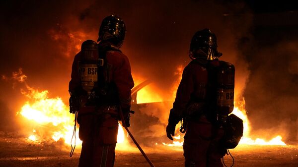 French firefighters extinguish burning vehicles following protests in Nanterre, west of Paris, on June 28, 2023. - Sputnik International