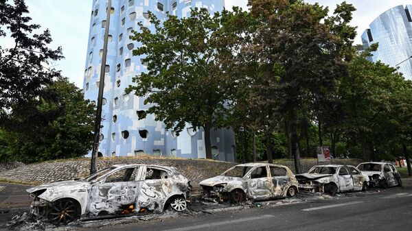 Сгоревшие автомобили после протестов во французском городе Нантер - Sputnik International