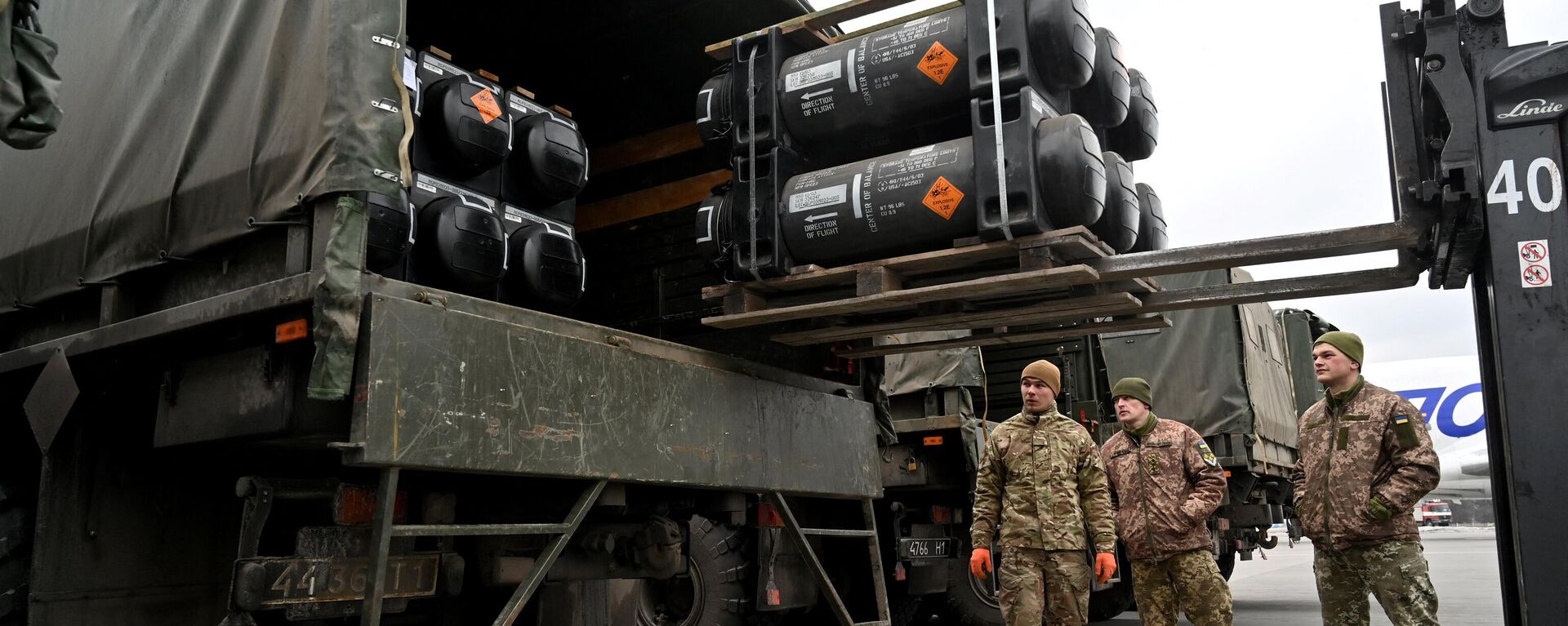 Ukrainian servicemen load a truck with the FGM-148 Javelin, American man-portable anti-tank missile provided by US to Ukraine as part of a military support, upon its delivery at Kiev's airport Borispol on February 11, 2022 - Sputnik International, 1920, 09.08.2023