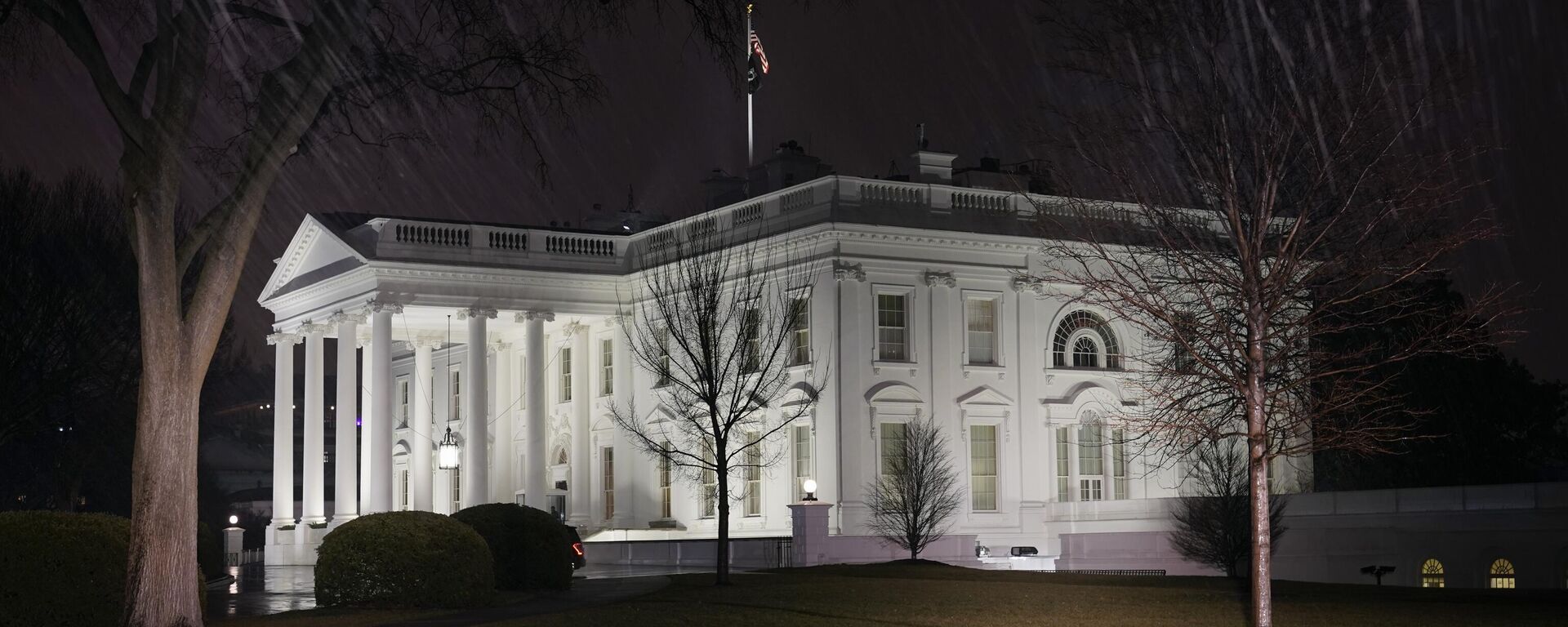 In this photo made with a slow shutter speed, light rain falls outside the White House, Friday, Jan. 28, 2022, in Washington. In this photo made with a slow shutter speed, light rain falls outside the White House, Friday, Jan. 28, 2022, in Washington. - Sputnik International, 1920, 05.12.2023